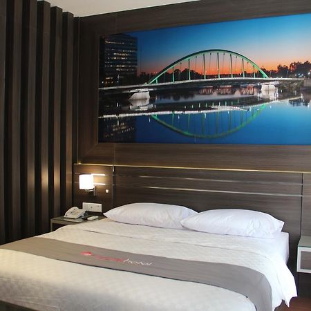 Tanjung Redep Neotel Hotel City Centre מראה חיצוני תמונה